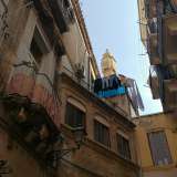 Dopo qualche metro il torrino apparir� sulla sinistra, adagiato su un terrazzino e circondato da panni stesi ad asciugare